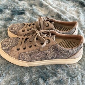 Taos Lace-Up Sneakers in Brown and Cream